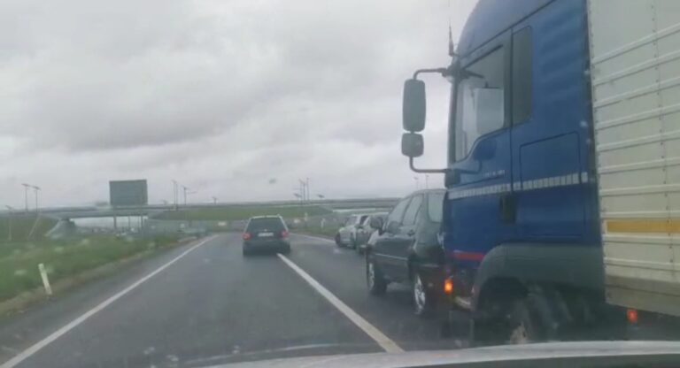 VIDEO Carambolul cu patru vehicule din apropiere de „Zidul Morții” a fost produs de șoferul neatent al unui camion