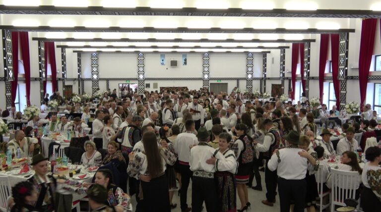 FOTO Prima ediție a Balului Gospodarilor de la Dorna Candrenilor a reprezentat un real succes. Peste 500 de gospodari s-au distrat până spre orele dimineții
