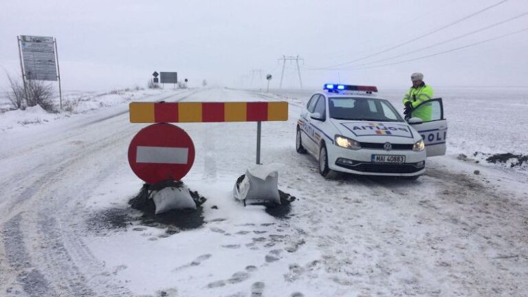 Circulația rutieră a fost oprită pe drumul județean Valea Glodului – Hârtop din cauza zăpezii