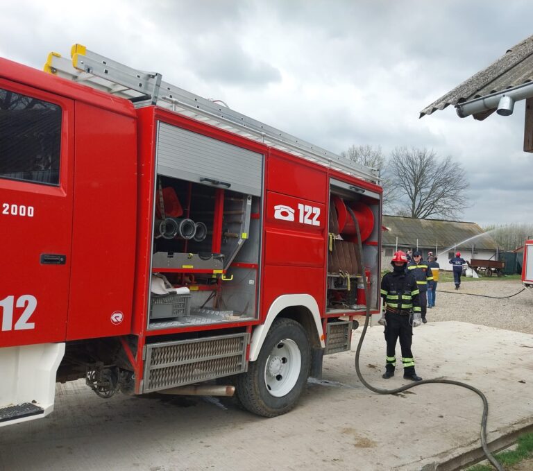 Un incendiu a izbucnit într-un bloc din Gura Humorului. 13 persoane au fost evacuate din imobil de pompieri