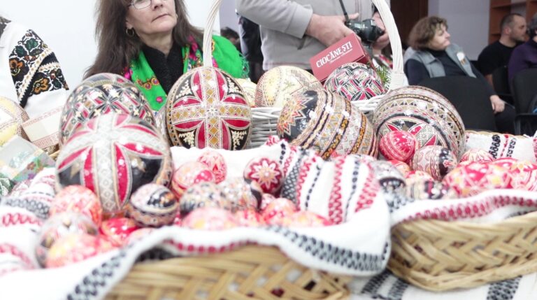 FOTO Festivalul Național al Ouălor Încondeiate de la Ciocănești a ajuns la majorat: „Ciocănești a fost comunitatea care a considerat pentru prima dată că această îndeletnicire merită o manifestare”