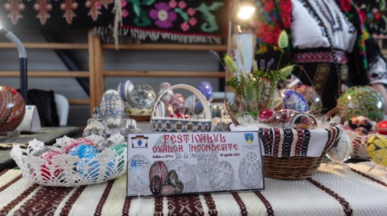 FOTO Festivalul Ouălor Încondeiate de la Moldovița a ajuns la cea de-a XIV-a ediție: „Tradiția ouălor încondeiate a plecat de la etnia huțulă, iar astăzi s-a răspândit în multe locuri din țară, ceea ce ne bucură”