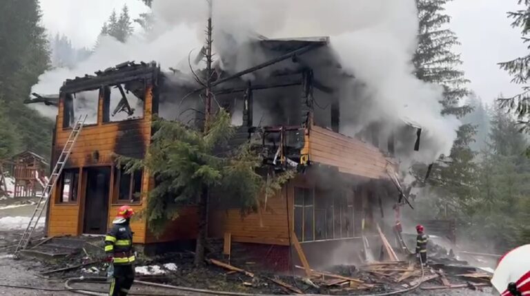 VIDEO Cabana Patrick Transrarău a fost mistuită de un incendiu de proporții