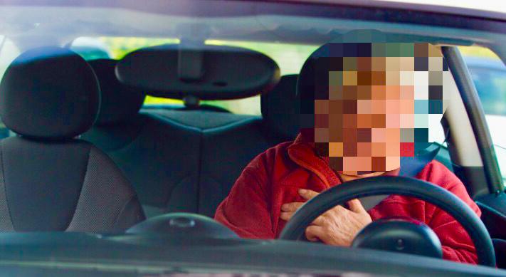 Un bărbat a fost găsit mort la volanul unei mașini cu motorul pornit într-o parcare din Iaslovăț