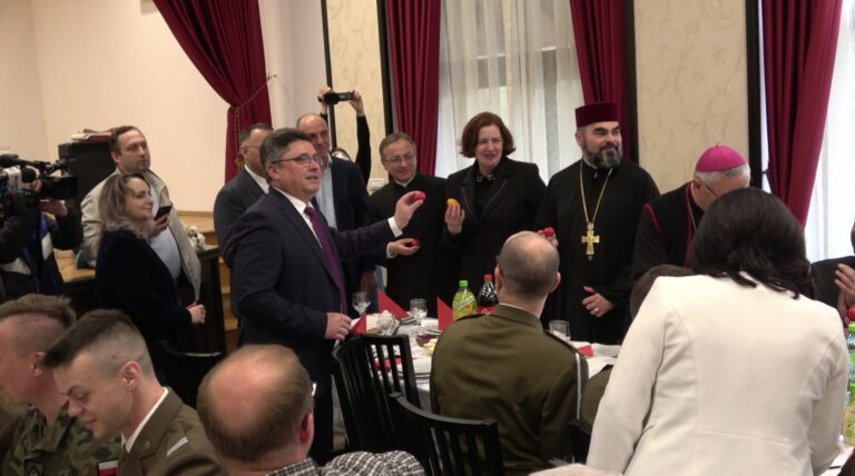 FOTO Sărbătoarea împărțirii cu oul sfințit este celebrată cu sfințenie de comunitatea polonă din Bucovina