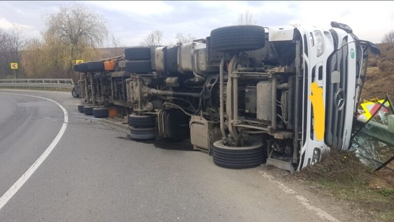 Un ucrainean s-a răsturnat cu TIR-ul, la Dărmănești