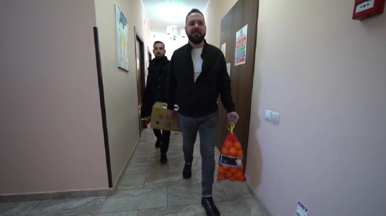 Deputatul Vlad Piedone Popescu le-a oferit bătrânilor dintr-un centru destinat persoanelor vârstnice toate cele necesare pentru masa de Paște: „Am vrut să respect tradiția și să fiu alături și anul acesta de bunicii noștri, care nu mai au norocul să fie îmbrățișați de nepoți”
