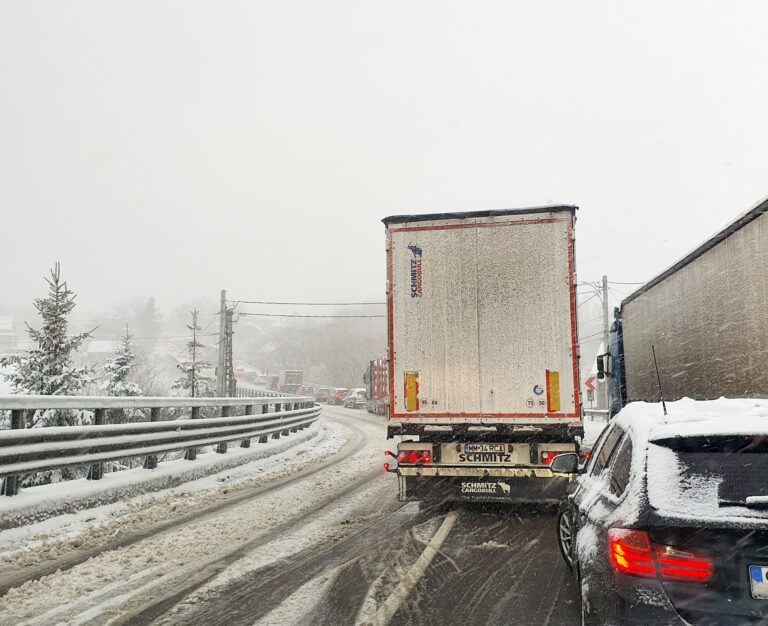 Drumarii și șoferii suceveni au fost luați prin surprindere de ninsoarea abundentă ce cade necontenit de mai bine de 12 ore