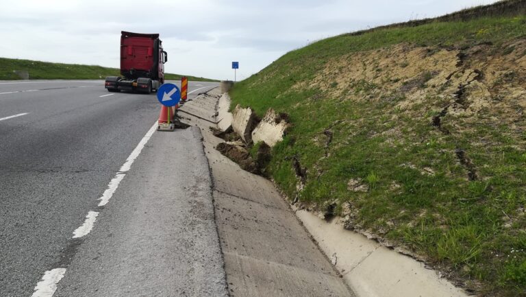 VIDEO FOTO DRDP Iași a intervenit a intervenit pentru îndepărtarea materialelor desprinse în urma alunecării de teren care a avut loc pe șoseaua de centură a Sucevei