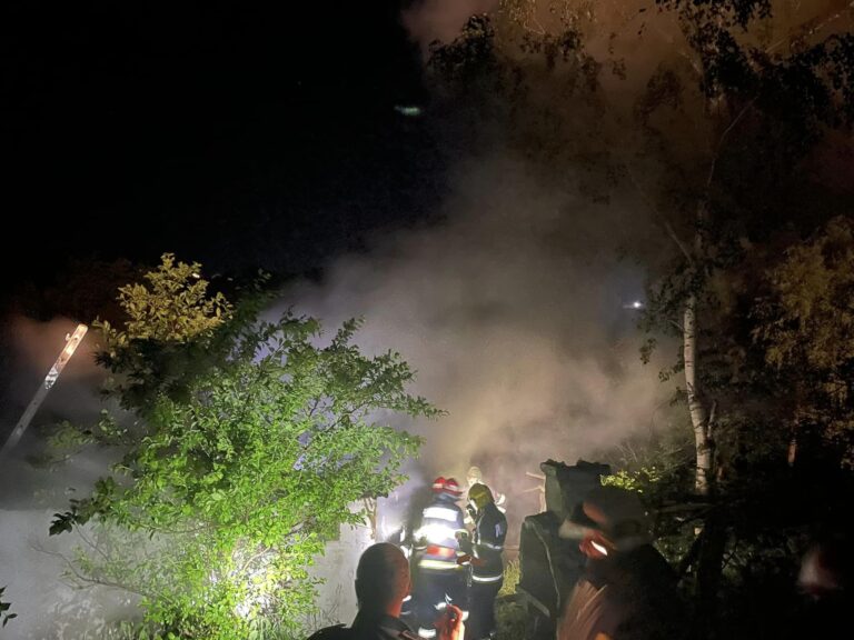 FOTO O gospodărie din Lipoveni fost cuprinsă de un incendiu după ce proprietarii au uitat focul aprins în saună din cauză că se grăbeau să nu piardă autobuzul spre Suceava