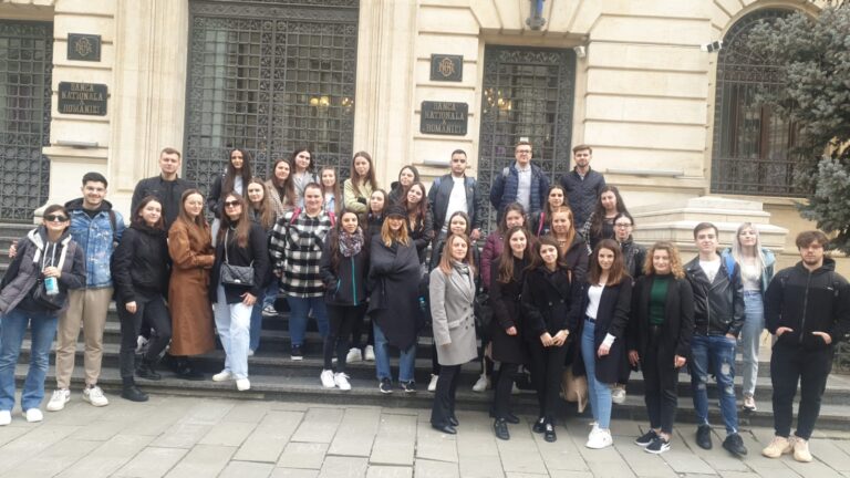 FOTO Două grupuri de studenți de la USV au fost într-o vizită de studiu la Muzeul Băncii Naționale a României