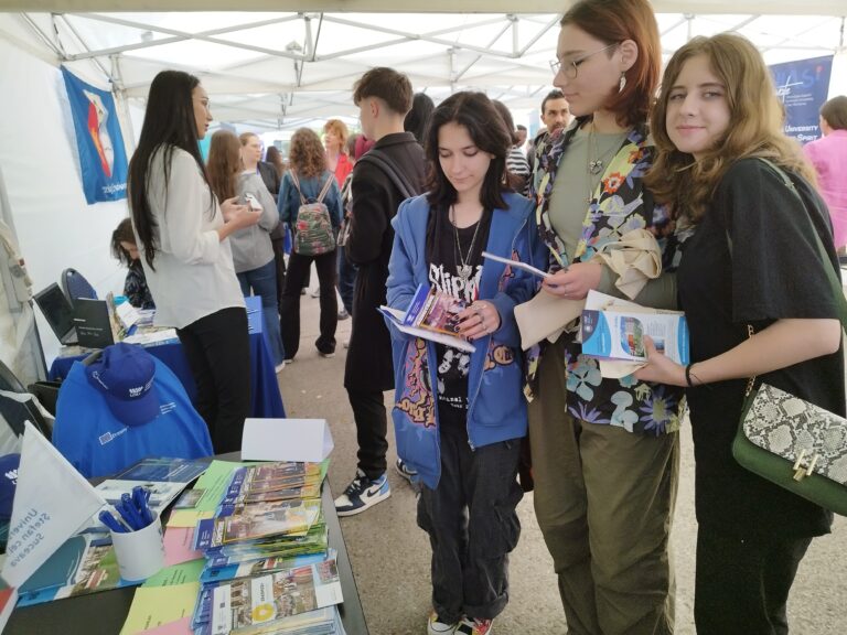 FOTO Universitatea „Ștefan cel Mare″ din Suceava, prezentă la Forumul studiilor și carierelor francofone în România