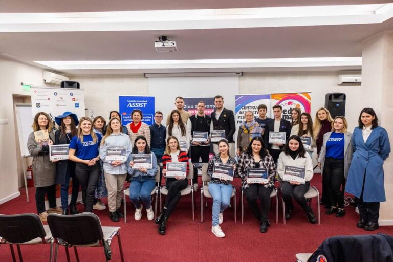 FOTO Curs de „Educație pentru siguranța în era digitală” desfășurat de IPJ Suceava în colaborare cu USV, Asociația EduMAx Suceava, Fundația Umanitară ASSIST și Alianța Franceză Suceava