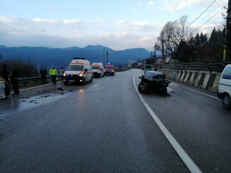 FOTO Doi adulți și doi copii au ajuns la spital în urma unui accident produs în Pasul Mestecăniș
