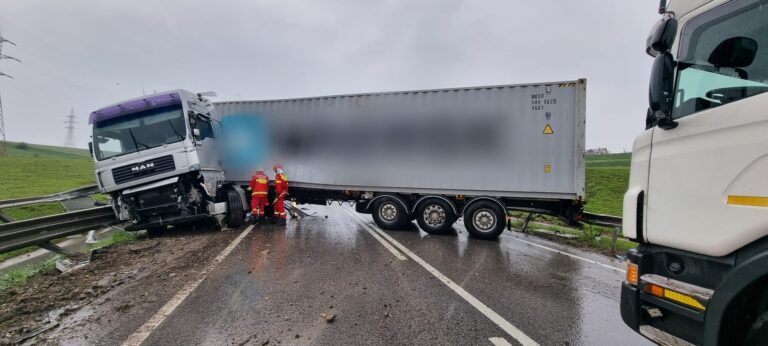 FOTO Un TIR a fost scăpat de sub control pe centura ocolitoare a Sucevei