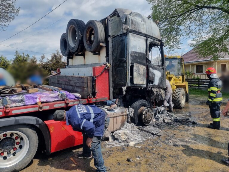 FOTO Un TIR a fost făcut scrum de un incendiu în curtea unei societăți din Milișăuți