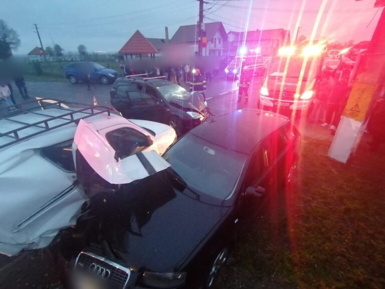 FOTO Accident cu doi răniți produs la Baia de un șofer neatent care nu a observat că mașina din fața lui vira la stânga