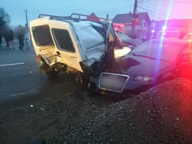 FOTO Accident cu doi răniți produs la Baia în această seară