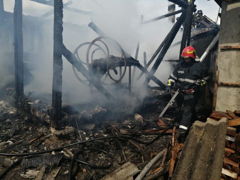 FOTO Incendiu de proporții izbucnit într-o gospodărie din Râșca