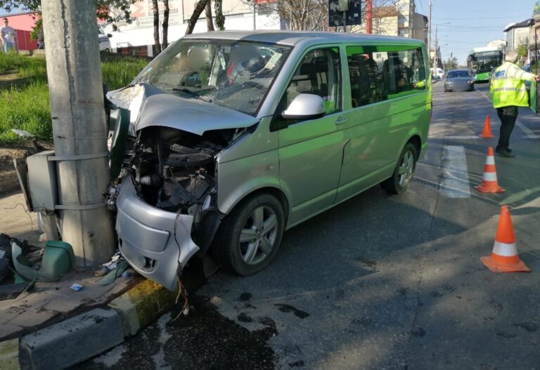 VIDEO FOTO O femeie și patru copii cu vârste între 2 și 6 ani au fost răniți după ce microbuzul în care se aflau s-a izbit într-un stâlp în stația Iric din Suceava