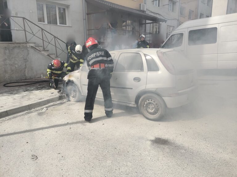 FOTO O mașină a luat foc în zona Gării Burdujeni