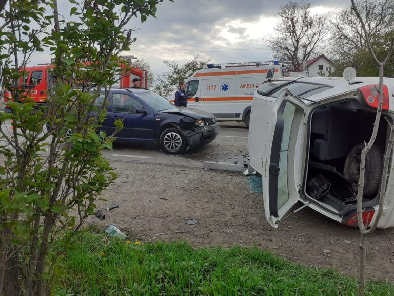 VIDEO FOTO 10 persoane au fost implicate într-un accident produs la Bălcăuți