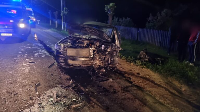 FOTO Un băiat de 18 ani a ajuns în comă la spital în urma unui grav accident rutier produs la Vicovu de Sus. Alți patru tineri au fost răniți și au fost transportați la spital cu diferite leziuni