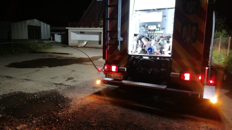 FOTO Un incendiu a izbucnit în această noapte la Piscina Laguna din Rădăuți