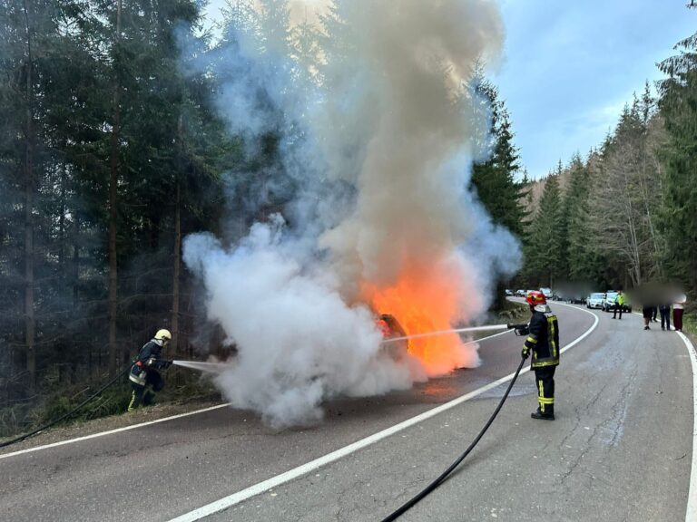 FOTO O mașină a luat foc în Pasul Palma