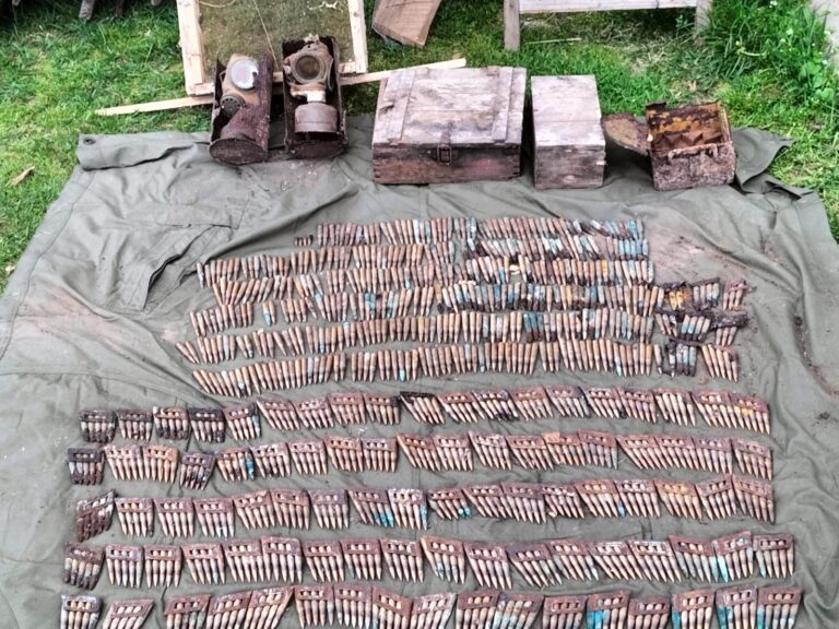 FOTO Un adevărat arsenal de muniție din cel de-Al Doilea Război Mondial a fost găsit sub podeaua clopotniței Bisericii „Adormirea Maicii Domnului” din Straja