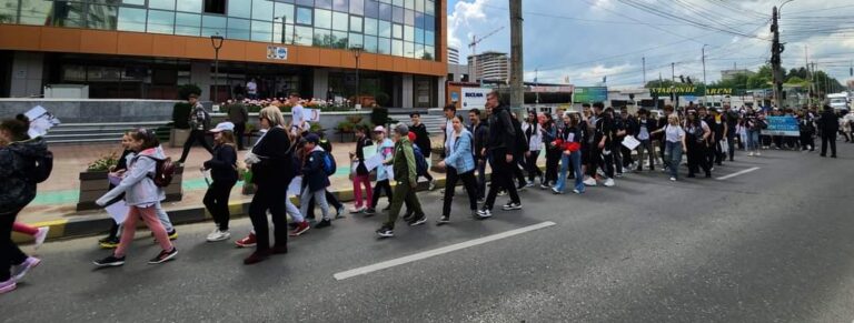 VIDEO FOTO Peste 1.500 de elevi suceveni au luat parte la Marșul antiviolență, antidrog, antitutun și de prevenire a accidentelor rutiere – „Fii conștient, nu dependent”