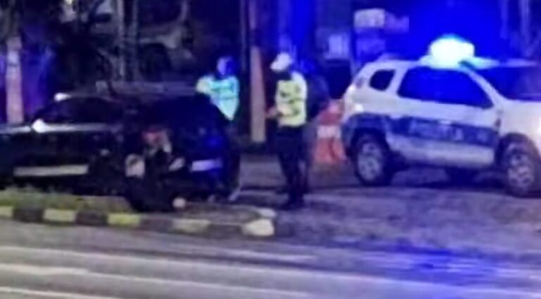 VIDEO Un tânăr din Hănțești, care abia se putea ține pe picioare de beat ce era, s-a proptit cu BMW-ul într-o bordură din Suceava