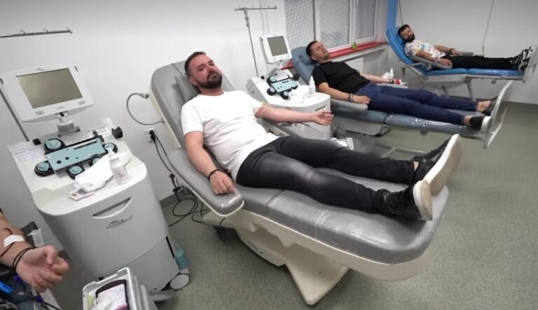 VIDEO Deputatul Vlad Piedone Popescu a donat sânge pentru pacienții care așteaptă transfuzii: „Cele câteva minute pe care le-am petrecut la acest centru pot face diferența dintre viață și moarte”