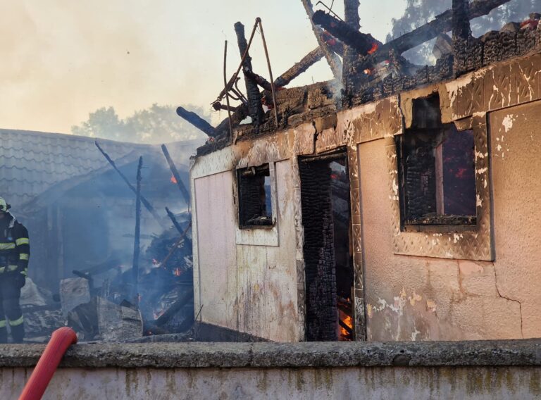 FOTO Un bătrân a fost găsit carbonizat în propria gospodărie cuprinsă de un incendiu puternic, la Costâna