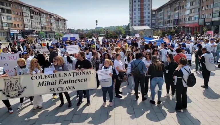 FOTO Peste 1.000 de protestatari au fost prezenți în centrul Sucevei la mitingul organizat de oamenii școlii