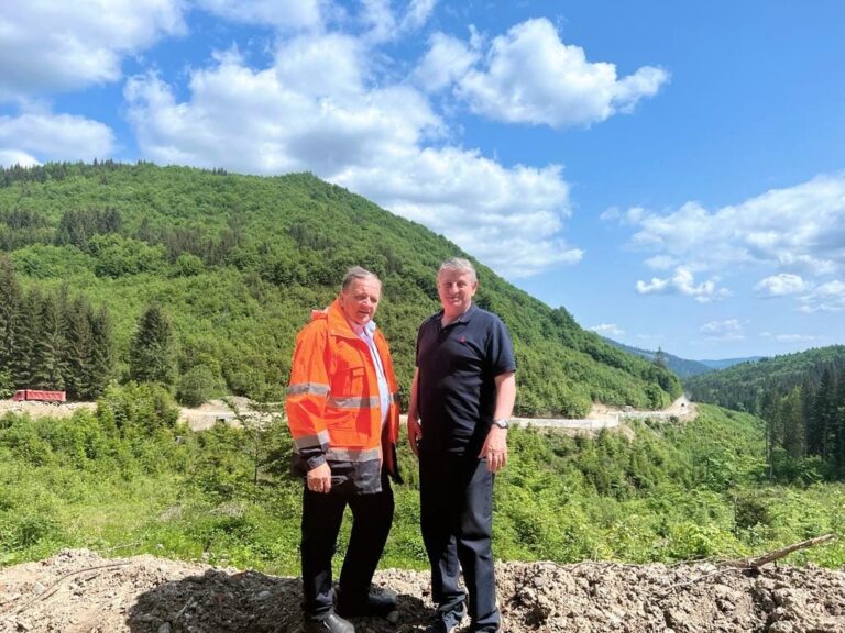 FOTO Gheorghe Flutur a fost într-o vizită de lucru pe șantierul de la Drumul Talienilor: „Acest drum face legătura între Valea Moldovei din județul Suceava, trece pe la Crucea Talienilor și coboară spre coada Lacului Bicaz, în Borca, o zonă turistică excepțională”