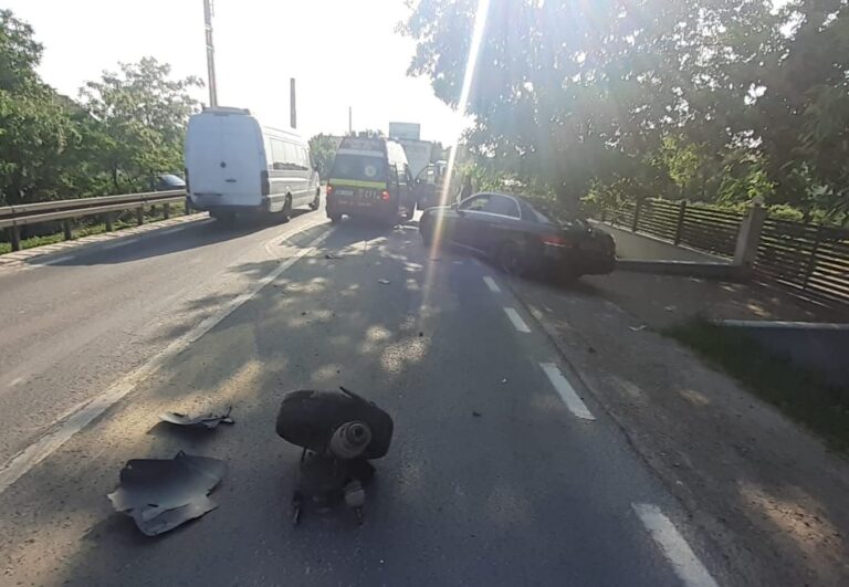 FOTO Două persoane au fost rănite în urma unui carambol produs între 4 vehicule, la Plopeni