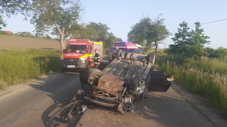FOTO Un șofer care a pierdut controlul asupra mașinii pe care o conducea s-a răsturnat pe cupolă la intrarea în Ipotești