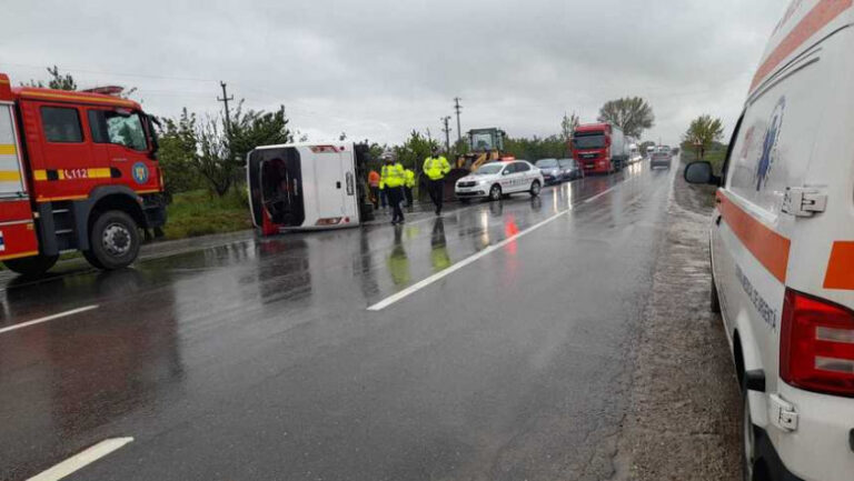 FOTO O ambulanță din Suceava care se afla în trecere a preluat doi pacienți răniți în cumplitul accident produs pe „Drumul Morții” în care a fost implicat un autocar cu 32 de persoane