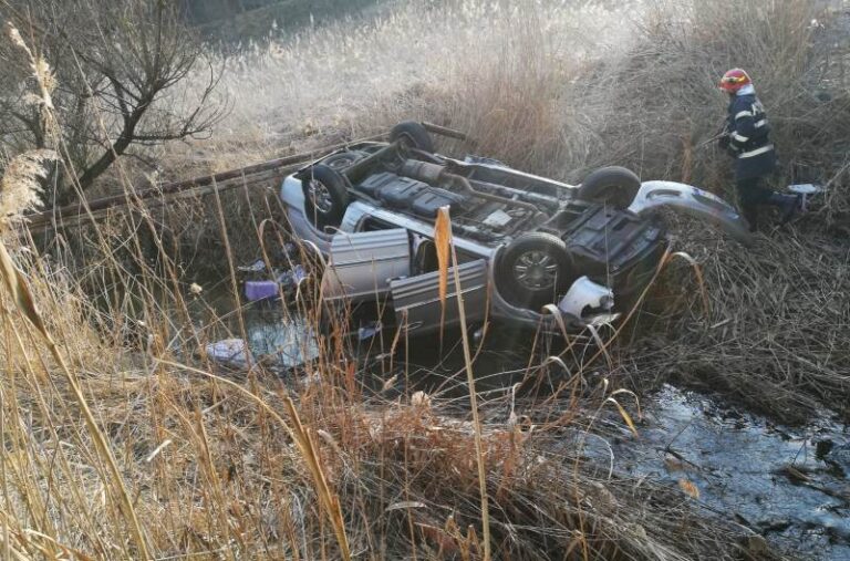 Un tânăr fără permis s-a răsturnat cu un autoturism de teren în albia unui pârâu, la Moldovița