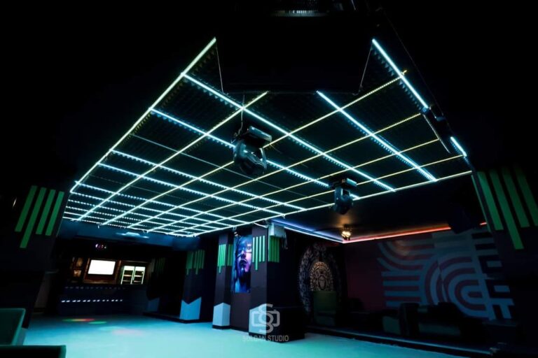 Bodyguardul discotecii Azteka din Cajvana a fost înjunghiat de un client nemulțumit de faptul că patronul l-a dat afară din local