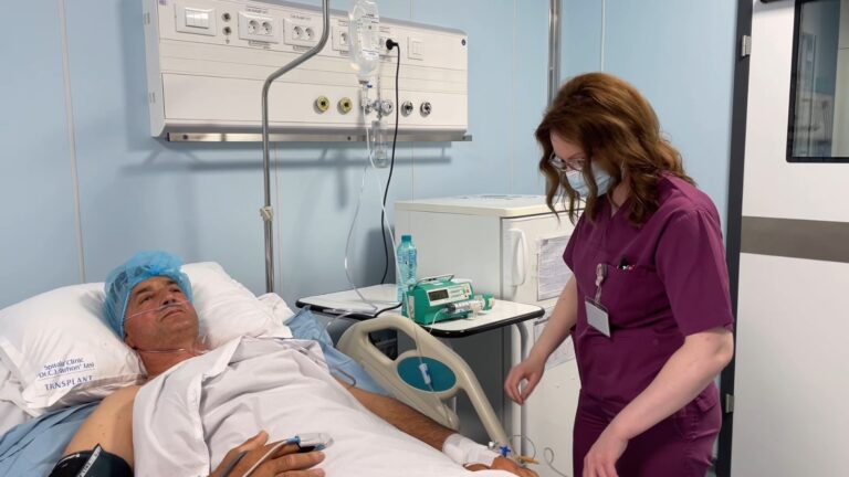 Un dornean a fost aproape de a pierde transplantul de rinichi după ce nu a răspuns la apelurile venite de la spital: „Când ies din spital, mă duc la biserică să pun pomelnice pentru toţi oamenii care au fost alături de mine, şi pentru cei care mi-au dat rinichiul, că este e o minune”