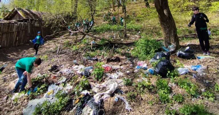 VIDEO FOTO Peste 100 de voluntari au luat parte la o acțiune de ecologizare de amploare desfășurată la Vatra Dornei și Dorna Candrenilor