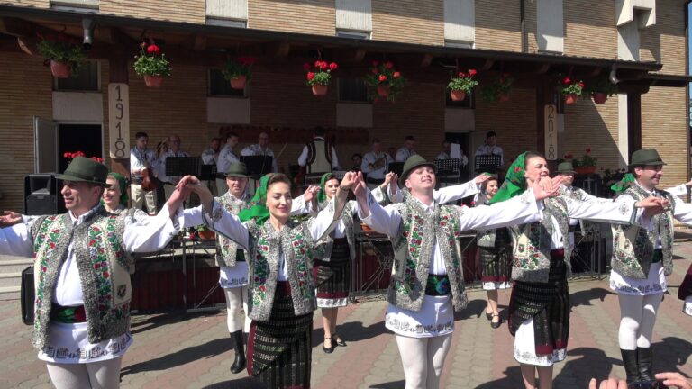 FOTO Festivalul Folcloric „Flori de Mai” de la Iaslovăț a ajuns la cea de-a XIX-a ediție: „Acest eveniment a devenit o tradiție în comunitatea noastră”