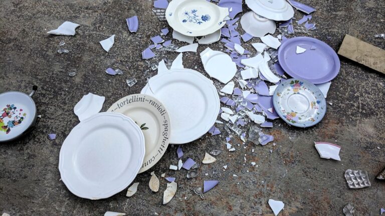 Un individ nemulțumit de ciorba pe care a primit-o a început o „petrecere grecească” pe terasa Pensiunii Țărăncuța din Rădăuți