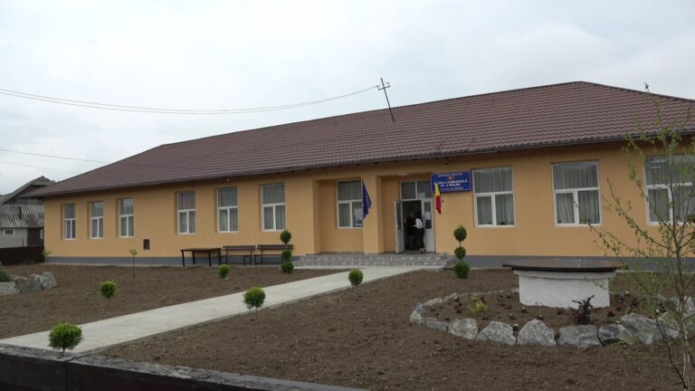 FOTO Unitățile de învățământ din Mălini au fost modernizate pentru ca elevii să beneficieze de cele mai bune condiții: „Investițiile vor fi direcționate către asigurarea condițiilor optime de derulare a procesului educațional”