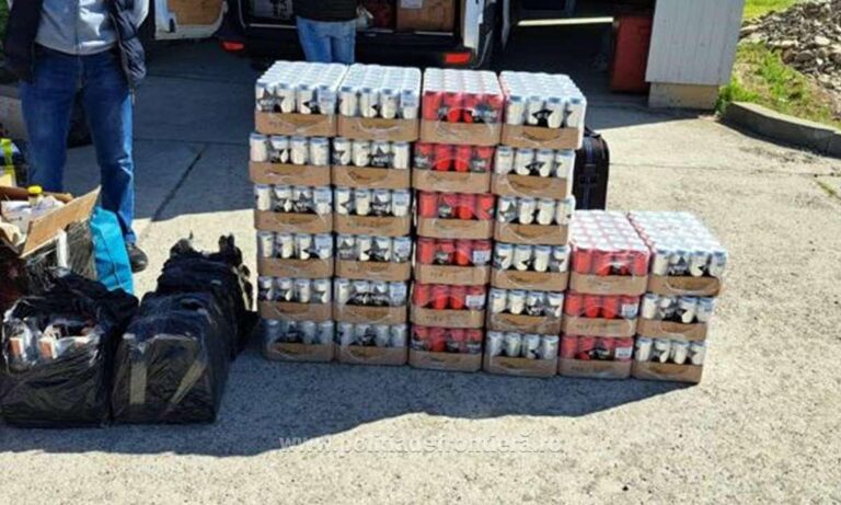 FOTO Un ucrainean a încercat să introducă ilegal în țară 144 de recipiente cu freon și 384 de litri de băuturi alcoolice, prin Vama Vicovu de Sus