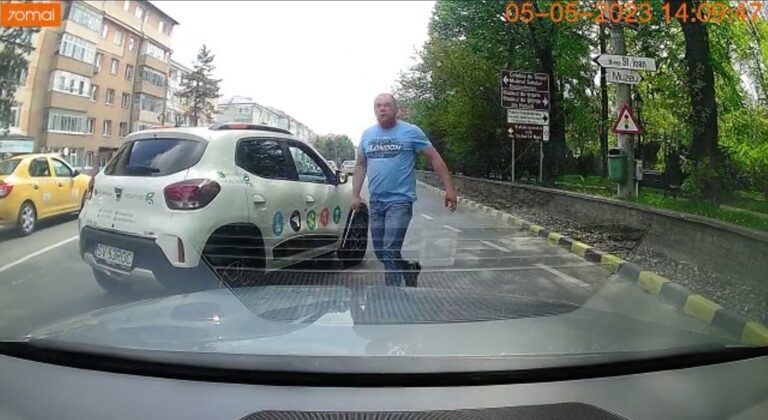 VIDEO Un șofer în care s-a umflat orzul pe o stradă din Suceava a fost amendat de polițiști și lăsat fără permis de conducere pentru 30 de zile