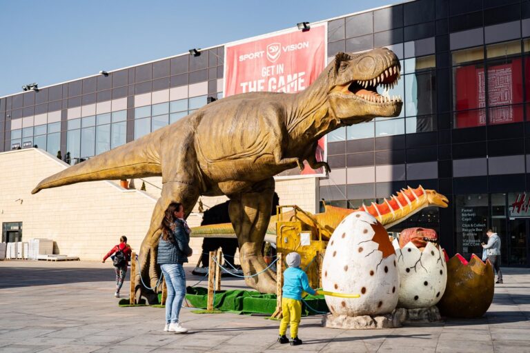 GALERIE FOTO Iulius Mall are „musafiri” preistorici: 26 de dinozauri animatronici le vor oferi vizitatorilor experiențe de neuitat