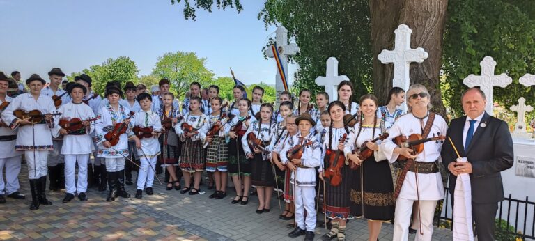 FOTO Niculai Barbă: „Cei 170 de tinerii violoniști participanți pe 5 iunie la Stupca la comemorarea marelui compozitor și patriot Ciprian Porumbescu au fost invitați pentru a-l cunoaște, într-o întâlnire de suflet, pe violonistul Alexandru Tomescu”